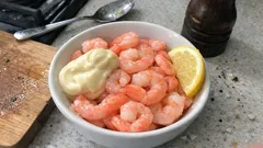 Camarão cozido no ponto com maionese caseira sedosa — um petisco simples e fresco