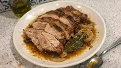 Pernil de porco assado no forno com massa de pimentão: suculento e com molho rico