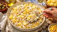 Salada à vienense de frango com ananás e milho pronta em 30 minutos