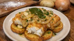 Bacalhau frito à minhota com cebolada e um toque de vinagre — suculento e bem dourado