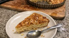 Tarte de amêndoa à antiga: base fofa e cobertura caramelizada bem estaladiça