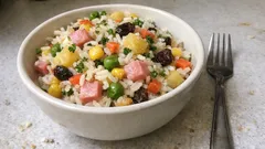 Arroz tropical com ananás e fiambre: fica soltinho e sabe bem mesmo frio