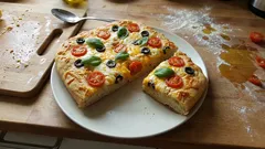 Focaccia de queijo e tomate bem húmida: receita simples para lanche ou brunch