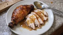 Perna de peru no forno com vinho branco e laranja: suculenta e bem dourada