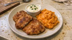 Bifes de peru panados bem crocantes com molho de iogurte e puré de batata-doce