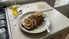 Pá de porco assada com mel e limão: carne tenra e molho agridoce no ponto certo