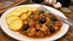 Carne de alguidar à portuguesa: marinada rápida e porco bem dourado, com molho a pedir pão