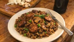 Pilaf de salsicha com cerveja preta e cogumelos — jantar reconfortante a meio da semana