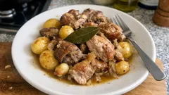 Cabrito assado no forno com vinho branco e batatinhas — dourado e suculento