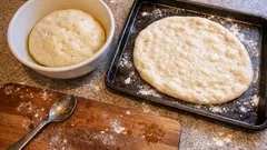 Massa de pizza caseira: elástica, não rasga e fica com borda bem macia no forno