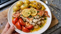 Pargo à portuguesa no forno: legumes assados e batatinhas com muito molho