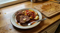 Rolo de carne recheado com fiambre e queijo: sai sempre suculento no forno