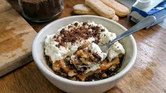 Delícia de café em camadas: sobremesa de colher fácil com palitos La Reine