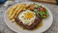 Bitoque de novilho com ovo a cavalo: o clássico de café feito em casa, sem complicações