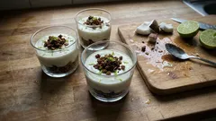 Creme de coco e lima no copo, sem forno: sobremesa fresca com granola de chocolate