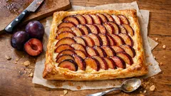 Tarte de ameixas com massa folhada e creme de ovos: simples e com ótimo aspeto