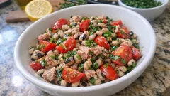 Salada de feijão-frade com atum: pronta em 10 minutos e ainda melhor bem fresca