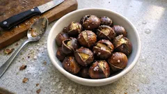 Castanhas assadas no forno com sal grosso — abrem fácil e ficam bem macias