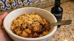 Crumble de maçã e pera com um toque de balsâmico: crocante por cima, fruta macia por baixo