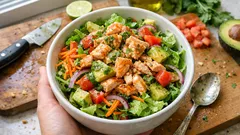 Salada de salmão grelhado com abacate e molho de lima — leve e cheia de sabor