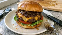 Hambúrguer com cebola caramelizada: o passo a passo para ficar mesmo suculento