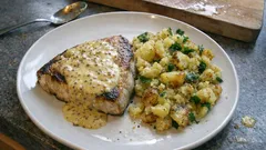 Espadarte com molho de mostarda e esmagada de batata: jantar rápido com ar de restaurante