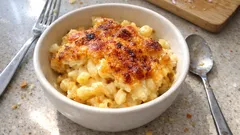 Mac and Cheese gratinado no forno: cremoso por dentro e com crosta dourada