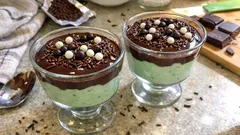 Mousse de menta com chocolate negro em camadas: sobremesa fresca e muito simples