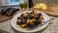 Petisco de morcela com ananás na frigideira — rápido, fumado e agridoce