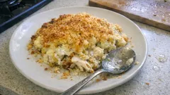 Bacalhau com alheira gratinado no forno: cremoso, fácil e com cobertura crocante