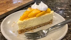 Cheesecake de manga sem cozer com suspiros — sobremesa fresca e cremosa