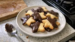 Bolachas estrela de Natal com chocolate: simples, bonitas e perfeitas para partilhar