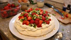 Pavlova de morango e kiwi: leve, crocante por fora e perfeita para dias de sol