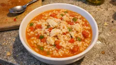 Arroz de bacalhau com tomate e pimentos: malandrinho e cheio de sabor
