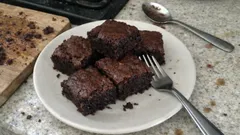 Brownie de chocolate húmido e intenso: como conseguir aquela crosta fina por cima