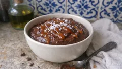 Mousse de chocolate com caramelo salgado: cremosa e perfeita para preparar de véspera