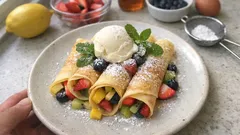 Crepes finos com fruta e gelado de baunilha: uma sobremesa simples para o fim de semana