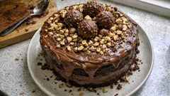 Bolo de chocolate com creme de cacau e avelã — fofo, recheado e com avelã torrada