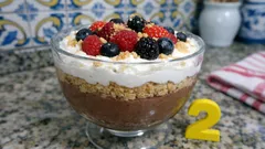 Taça três sabores em camadas: mousse de chocolate, bolacha Maria e chantili