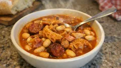 Dobrada tradicional com feijão e enchidos — um guisado de tacho bem apurado