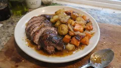 Perna de peru no forno bem suculenta, com batata e batata-doce no mesmo tabuleiro