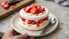 Vacherin de morango: merengue crocante, chantilly leve e montagem fácil em camadas