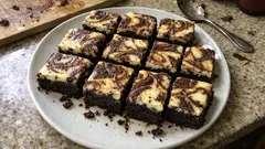 Brownie de cheesecake marmorizado: húmido por dentro e com topo bem cremoso
