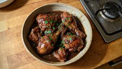 Frango com cerveja preta no tacho: estufado simples, tenro e com molho rico