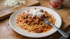 Esparguete à bolonhesa simples: um molho suculento e rápido para o jantar