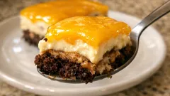 Semifrio de doce de ovos em camadas: com bolo de chocolate e bolacha Maria no café