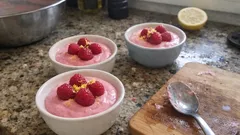 Mousse de framboesa sem forno: cremosa, firme e ideal para fazer com antecedência