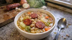 Sopa de feijão e cevada com couve e chouriço: reconfortante e fácil de fazer