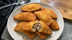 Rissóis de carne caseiros: massa fina que não rebenta e recheio bem cremoso