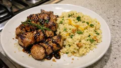 Lagartos de porco dourados com cuscuz de citrinos: um jantar rápido e cheio de aroma